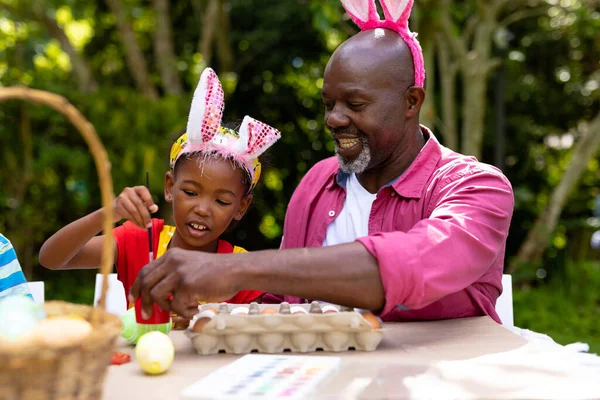 Niña Afroamericana Abuelo Usando Orejas Conejo Mientras Pintaba Huevos Día —  Fotos de Stock