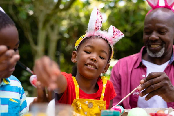 Afrikanische Geschwister Und Großvater Hasenohren Bemalen Ostereier Unverändert Lebensstil Ostern — Stockfoto