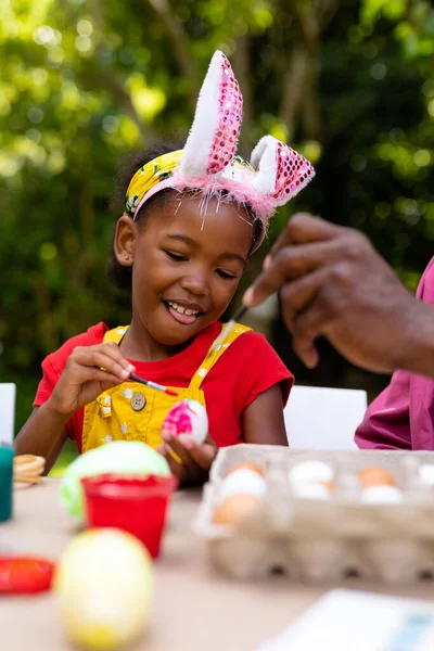 Sorrindo Menina Americana Africana Avô Orelhas Coelho Pintando Ovo Quintal — Fotografia de Stock