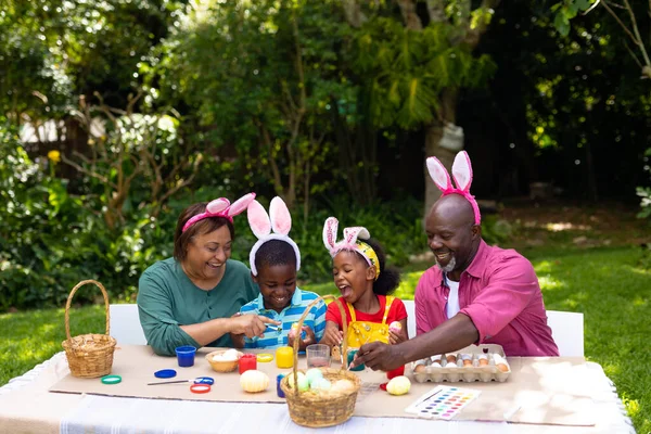 Alegres Hermanos Afroamericanos Abuelos Orejas Conejo Pintando Huevos Día Pascua —  Fotos de Stock