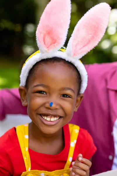 Portret Uśmiechniętej Afrykańskiej Dziewczyny Noszącej Królicze Uszy Podczas Wielkanocy Bez — Zdjęcie stockowe