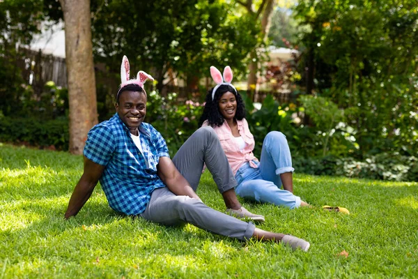 Porträtt Glada Afrikanska Amerikanska Mellanvuxna Par Som Bär Kaninöron När — Stockfoto