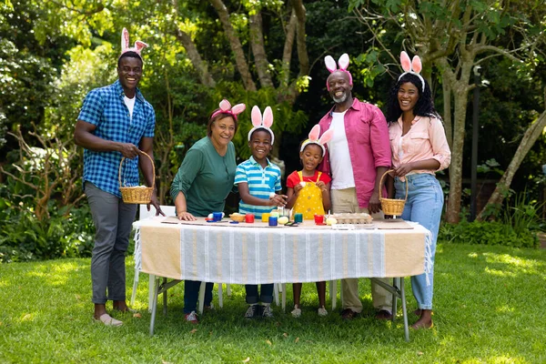 Veselá Africká Americká Multigenerační Rodina Králičích Uších Velikonočními Vejci Dvorku — Stock fotografie