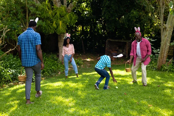 Плодотворная Африканская Многопоколенческая Семья Кроличьих Ушах Заднем Дворе Пасхальный День — стоковое фото
