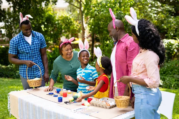 Feliz Familia Afroamericana Multigeneracional Con Orejas Conejo Pintando Huevos Pascua —  Fotos de Stock
