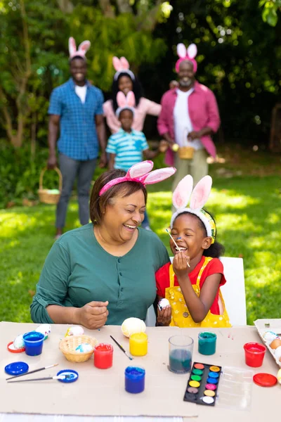 Mutlu Afro Amerikan Kızları Büyükanneleri Paskalya Yumurtalarını Boyarken Aile Arka — Stok fotoğraf