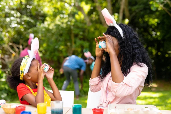 Hravé Africké Americká Dívka Matka Velikonočními Vejci Zatímco Rodina Pozadí — Stock fotografie