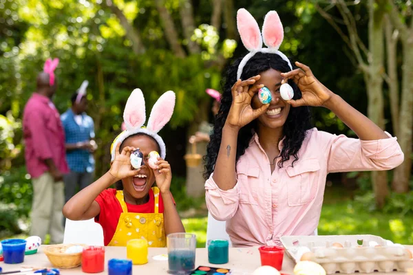 Chica Afroamericana Feliz Madre Jugando Con Huevos Pascua Mientras Que —  Fotos de Stock