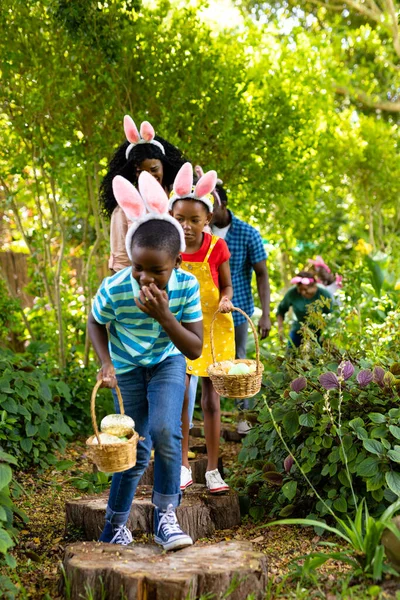 Familia Afroamericana Multigeneracional Con Cestas Escondiendo Huevos Pascua Patio Trasero —  Fotos de Stock