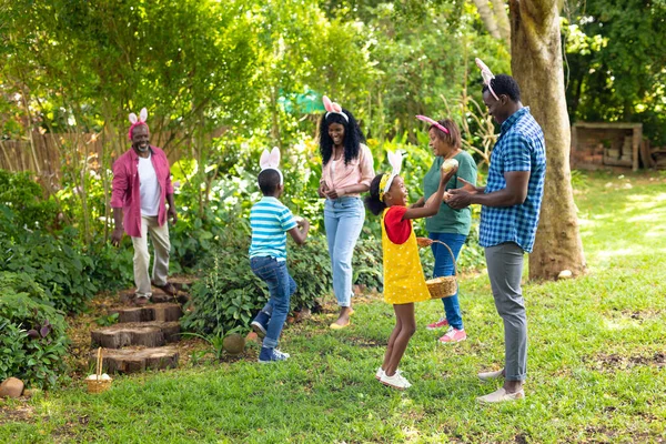 Afrikansk Amerikansk Flergenerationsfamilj Kaninöron Med Påskägg Trädgården Oförändrad Livsstil Påskdag — Stockfoto