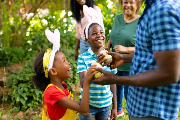 Felices Hermanos Afroamericanos Orejas Conejo Dando Huevos Pascua Padre Patio — Foto de Stock