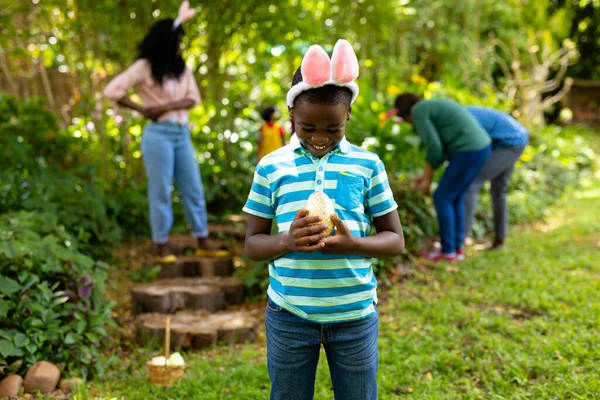 Heureux Garçon Afro Américain Dans Les Oreilles Lapin Regardant Oeuf — Photo