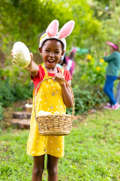 Retrato Chica Afroamericana Feliz Orejas Conejo Mostrando Huevo Pascua Mientras —  Fotos de Stock
