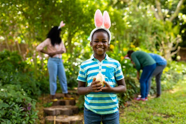 Retrato Menino Americano Africano Feliz Orelhas Coelho Segurando Ovo Páscoa — Fotografia de Stock