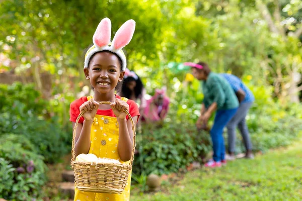 Šťastný Africký Američan Dívka Králičí Uši Nesoucí Koš Velikonočních Vajec — Stock fotografie