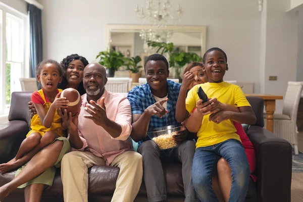 Eine Afroamerikanische Mehrgenerationenfamilie Jubelt Beim Gemeinsamen Rugbyspiel Fernsehen Unverändert Lifestyle — Stockfoto