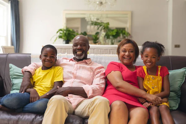 一个微笑的非洲裔美国男孩和女孩与祖父母坐在沙发上的画像 不变的生活方式 聚会和休闲的概念 — 图库照片