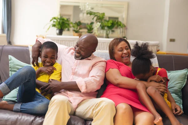 Gelukkige Afro Amerikaanse Jongen Meisje Zittend Bank Met Grootouders Thuis — Stockfoto