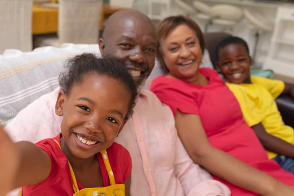 Chica Afroamericana Feliz Tomando Selfie Con Hermano Abuelos Casa Inalterado —  Fotos de Stock