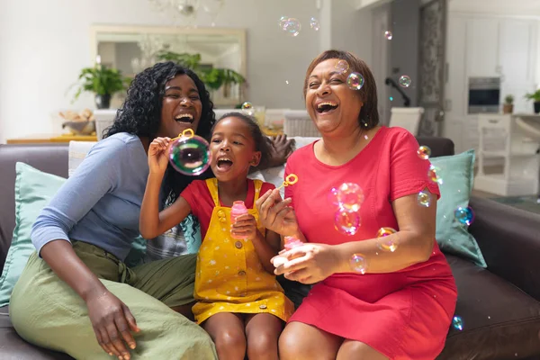 Весела Афроамериканська Дівчина Дме Бульбашки Матір Бабусею Вдома Незмінний Стиль — стокове фото
