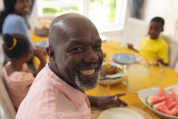 Glücklicher Afrikanisch Amerikanischer Senior Beim Mittagessen Mit Der Familie Hause — Stockfoto