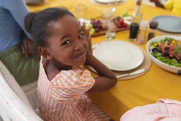 Chica Sonriente Afroamericana Almorzando Con Familia Mesa Comedor Día Acción — Foto de Stock