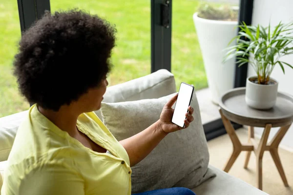 Femme Afro Américaine Adulte Utilisant Téléphone Intelligent Avec Écran Vide — Photo