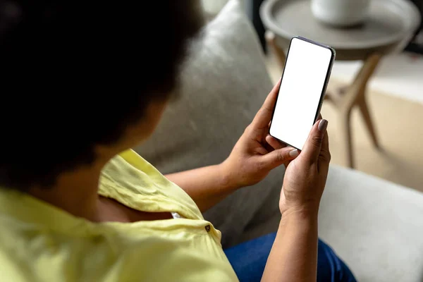 ビデオ通話中にスマートフォンを空白の画面で使用しているアフリカ系アメリカ人の成人女性のクローズアップ 変更されていない コピースペース ビデオ通話 無線技術 ライフスタイル 家庭生活の概念 — ストック写真