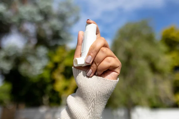 Mão Cortada Mulher Afro Americana Segurando Inalador Asma Inalterado Cuidados — Fotografia de Stock