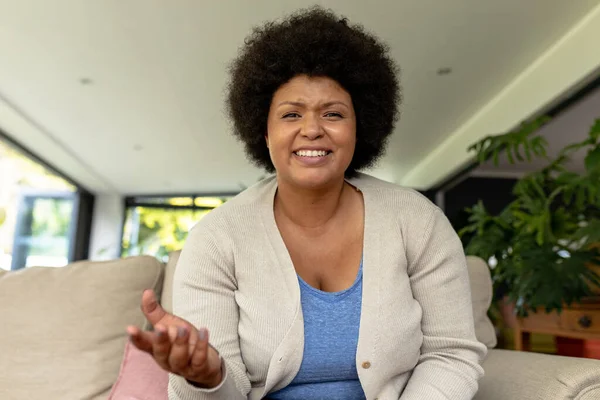 Retrato Una Sonriente Mujer Afroamericana Mediana Edad Haciendo Gestos Durante — Foto de Stock