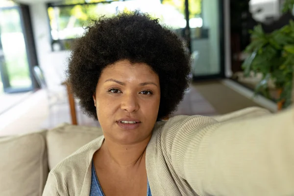 非洲裔美国中年女性站在家里自拍的肖像 不变的记忆 生活方式和家庭生活概念 — 图库照片