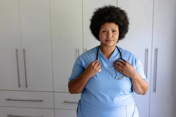 自信に満ちたアフリカ系アメリカ人の女性看護師の肖像で 聴診器が病院に立っている 変化のない医療従事者専門知識職業概念 — ストック写真