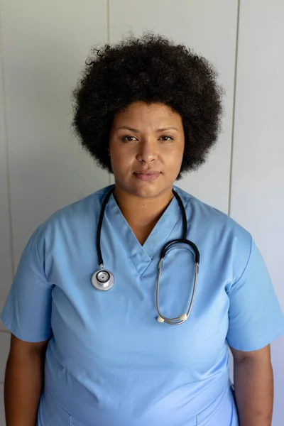 Portret Pewnej Siebie Afrykańskiej Pielęgniarki Połowie Dorosłej Kobiety Stetoskopem Stojącym — Zdjęcie stockowe