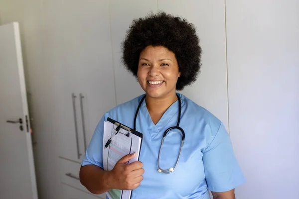 Porträt Einer Lächelnden Afrikanisch Amerikanischen Krankenschwester Mit Stethoskop Und Klemmbrett — Stockfoto
