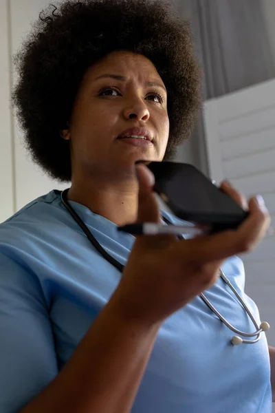 Αφροαμερικανή Μεσήλικη Νοσοκόμα Που Μιλάει Στο Τηλέφωνο Στο Νοσοκομείο Αναλλοίωτος — Φωτογραφία Αρχείου
