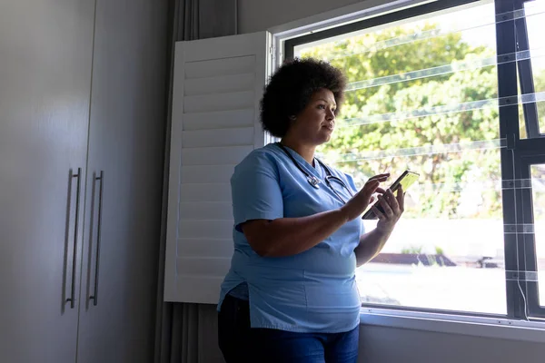Αφροαμερικανή Μεσήλικη Νοσοκόμα Που Χρησιμοποιεί Ψηφιακή Ταμπλέτα Ενώ Στέκεται Δίπλα — Φωτογραφία Αρχείου