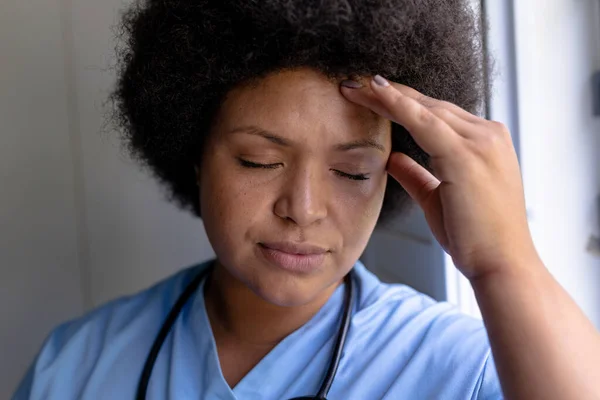 Primer Plano Enfermera Afroamericana Adulta Mediana Con Dolor Cabeza Mano — Foto de Stock
