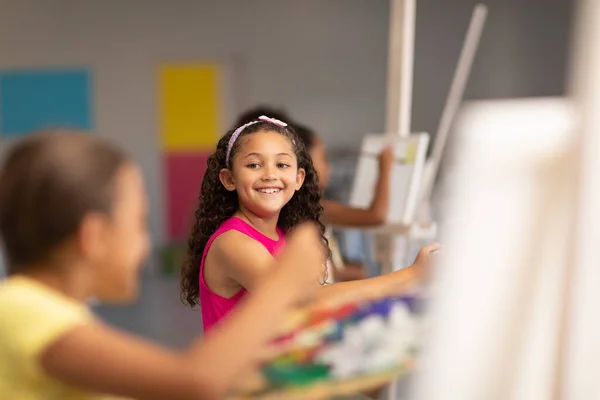 Escolar Birracial Sonriente Mirando Compañera Clase Durante Clase Dibujo Escuela — Foto de Stock