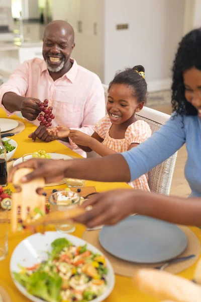 Fröhliche Afrikanisch Amerikanische Mehrgenerationenfamilie Beim Mittagessen Hause Erntedankfest Unverändert Familie — Stockfoto