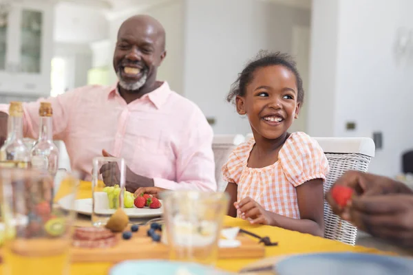 Menina Americana Africana Feliz Almoçando Com Família Casa Dia Ação — Fotografia de Stock