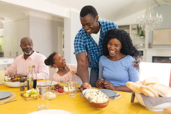 Sorrindo Afro Americano Médio Adulto Homem Servindo Comida Para Família — Fotografia de Stock