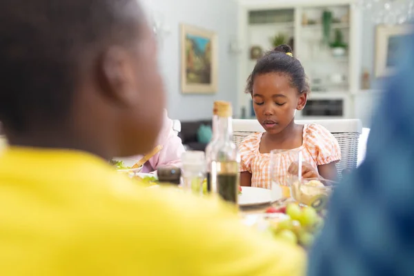 Menina Afro Americana Almoçando Com Família Casa Dia Ação Graças — Fotografia de Stock