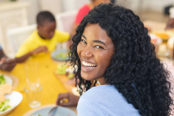 Retrato Mulher Adulta Média Afro Americana Feliz Almoçando Com Família — Fotografia de Stock