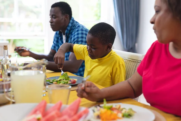 Niño Afroamericano Almorzando Con Familia Casa Día Acción Gracias Inalterado —  Fotos de Stock
