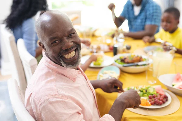 Retrato Velho Afro Americano Feliz Almoçando Com Família Casa Dia — Fotografia de Stock