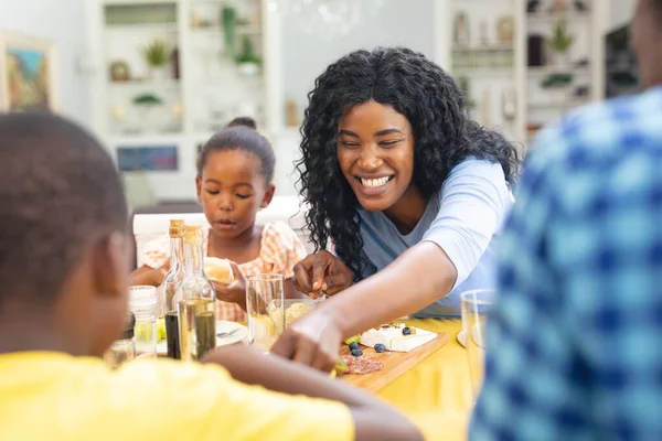 Glückliche Afrikanisch Amerikanische Erwachsene Frau Beim Mittagessen Mit Der Familie — Stockfoto