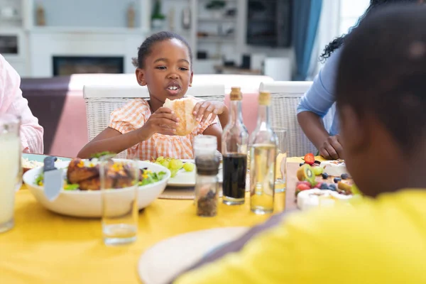 Симпатичная Африканская Американская Девушка Обедает Семьей Дома День Благодарения Unaltered — стоковое фото