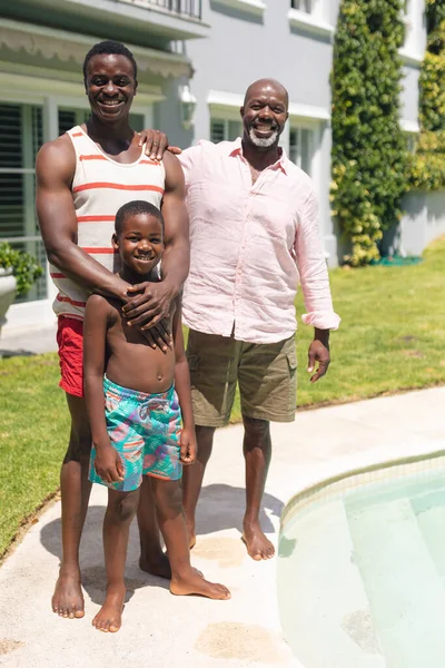Retrato Una Feliz Familia Afroamericana Multigeneracional Junto Piscina Día Soleado —  Fotos de Stock