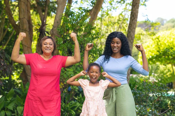 Retrato Niña Afroamericana Feliz Con Madre Nieta Flexionando Los Músculos —  Fotos de Stock