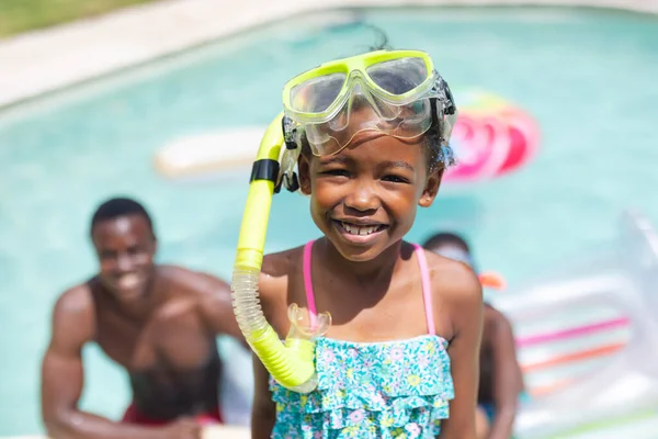 Porträtt Leende Afrikansk Amerikansk Flicka Med Snorkel Medan Familjen Poolen — Stockfoto